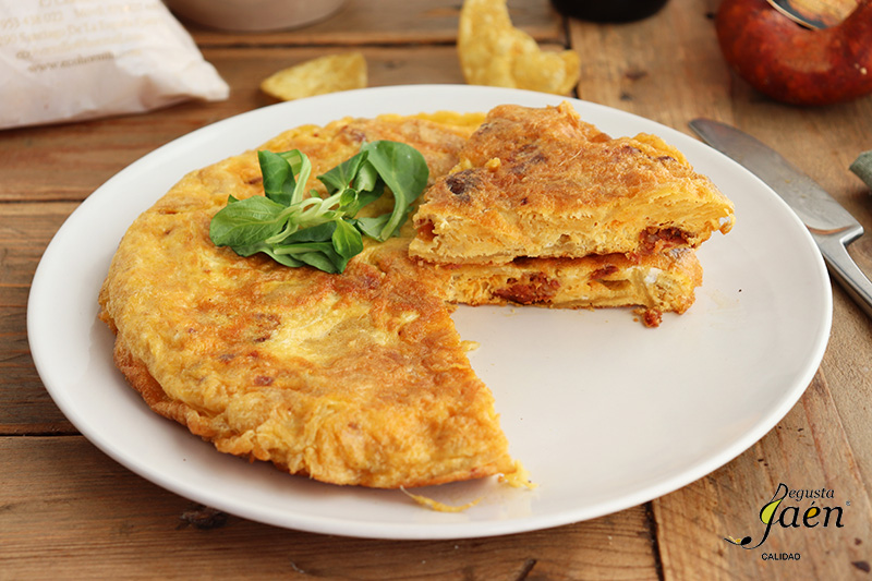 Tortilla de patatas fritas con pan y chorizo.