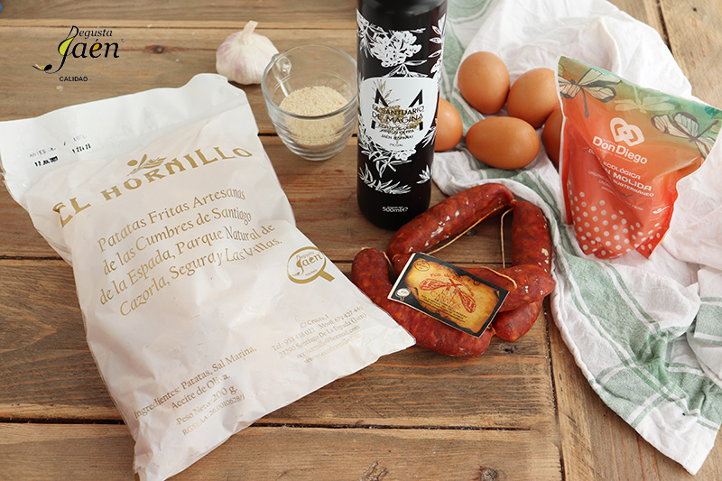 Tortilla de patatas fritas con pan y chorizo.