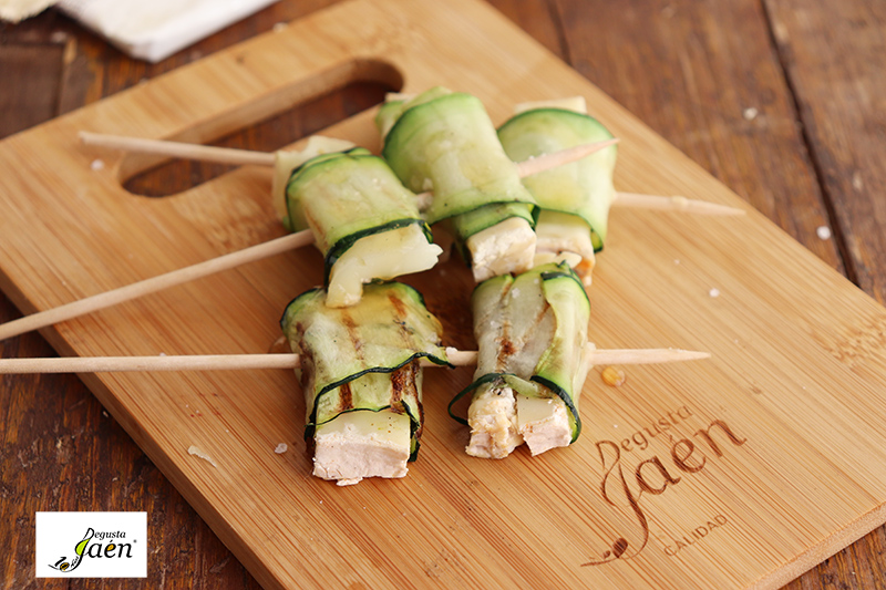 Brochetas de calabacín y queso con miel