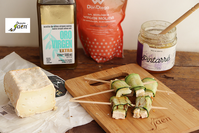 Brochetas de calabacín y queso con miel