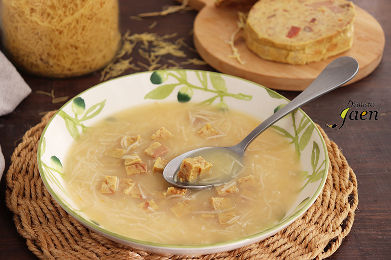 Sopa de fideos con relleno de La Chari