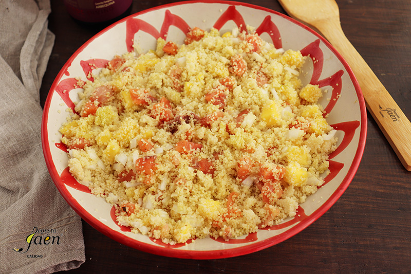 Ensalada de cous cous con mango y trucha ahumada