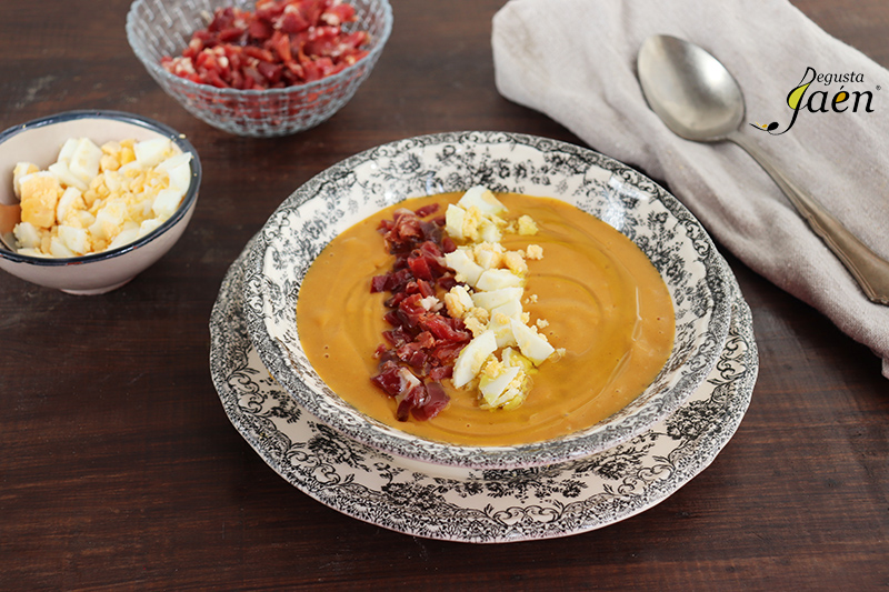 Crema de verduras con huevo y jamón