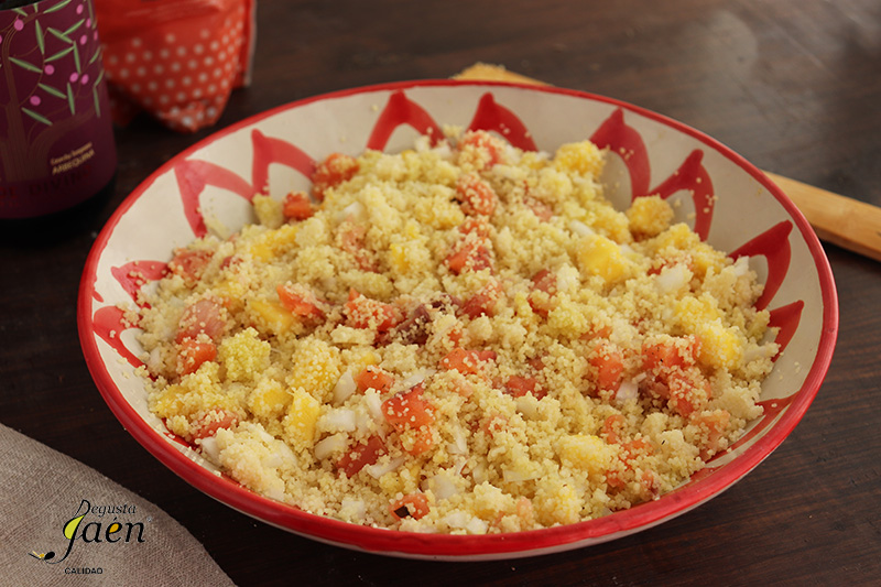 Ensalada de cous cous con mango y trucha ahumada