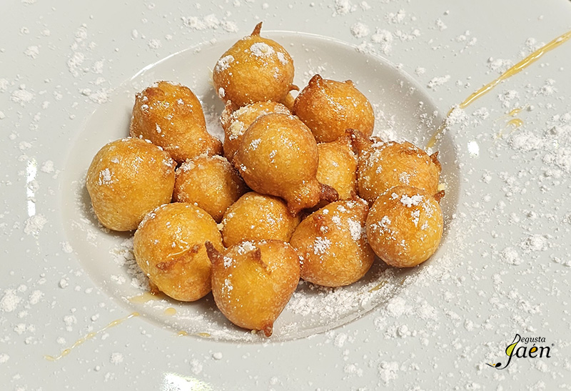 Buñuelos de yogur con miel