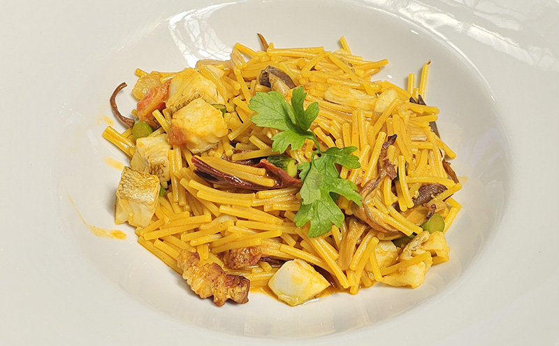 Fideos con bacalao, panceta y setas
