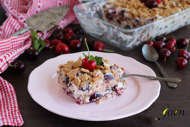 Tarta de galletas y cerezas