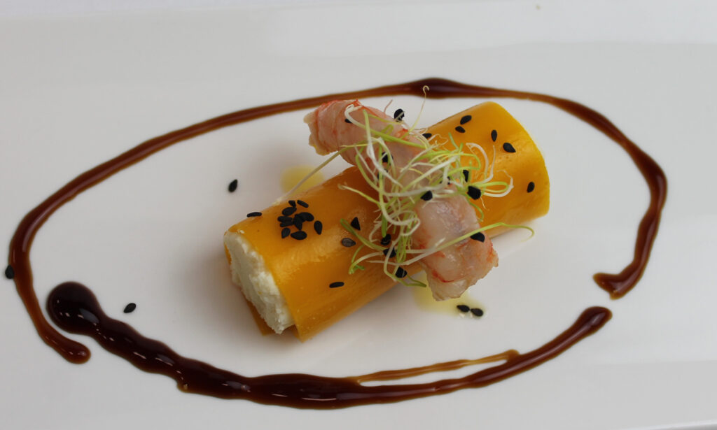 Canelón de mango relleno de brandada de bacalao con gamba roja marinada en aove y lima_1