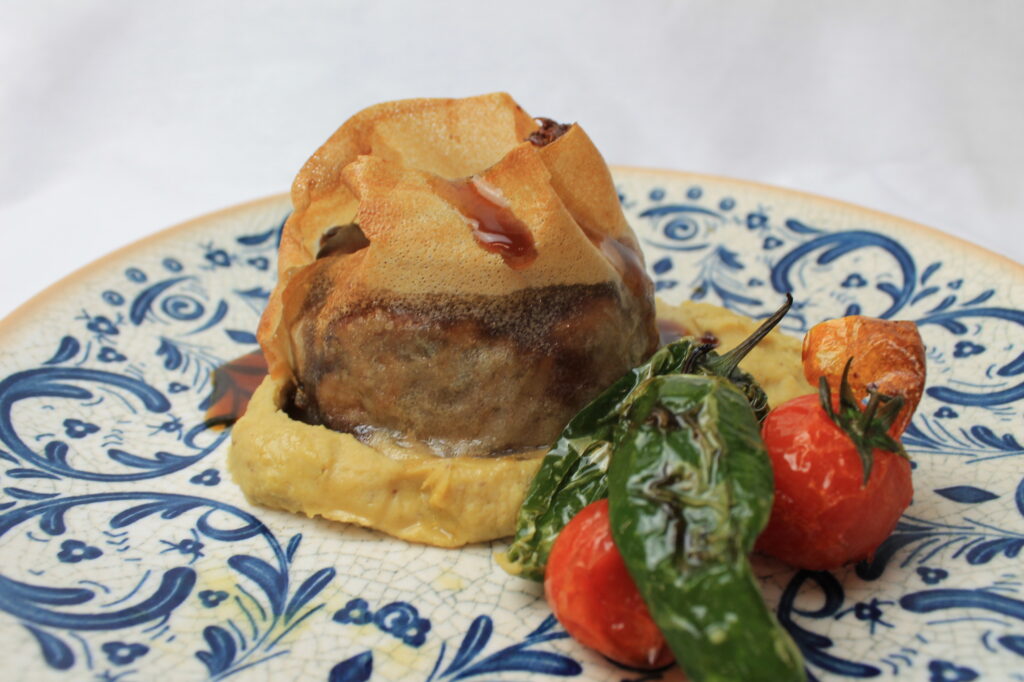 Cilindro de osobuco en su propio jugo sobre humus y pimientos de padrón (2)