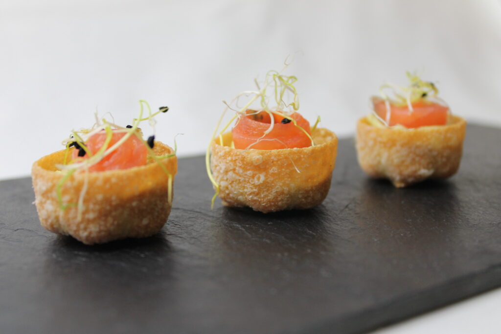 Crujiente de trigo con humus de aguacate, salmón ahumado y germinados 01