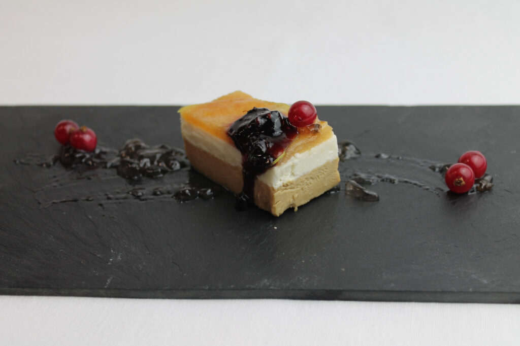 Cubo caramelizado de foie de pato con crema de rulo de cabra, carpaccio de manzanas y frutos rojos_1