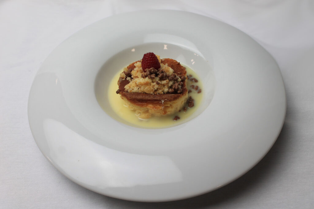 Esponjoso de queso con sopa de chocolate blanco y petazetas de chocolate (2)