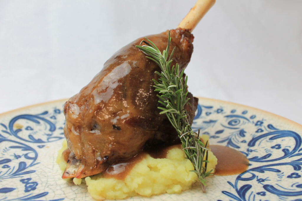 Jarrete de cordero en su jugo a baja temperatura y ajoatao con escamas de pimentón (1)