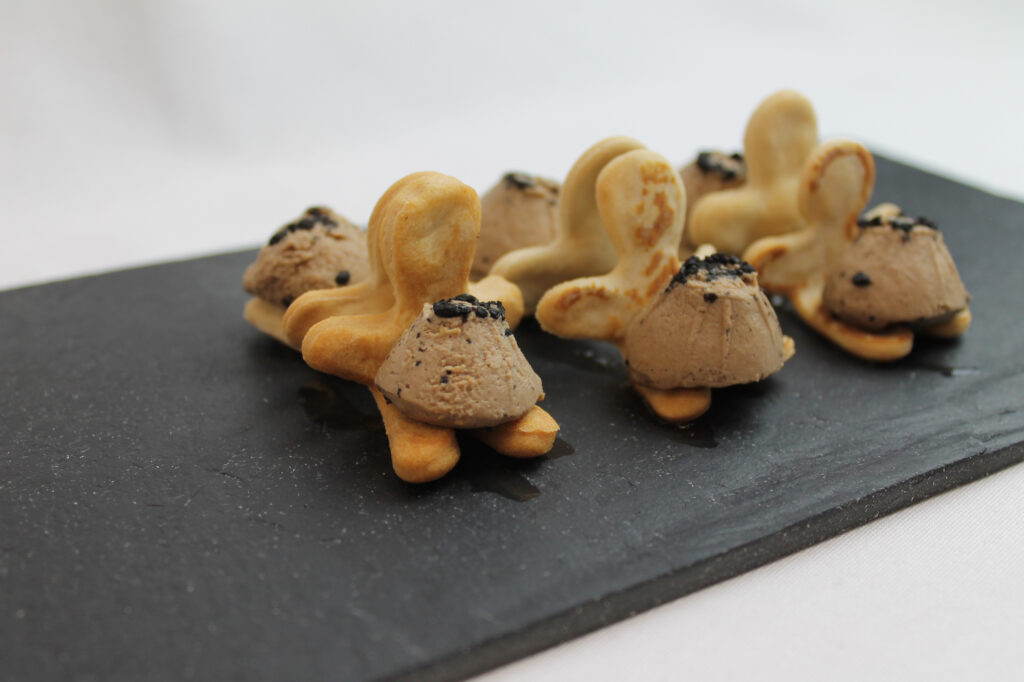 Muñequito de inocente con bombón de paté y polvo de aceituna negra_2