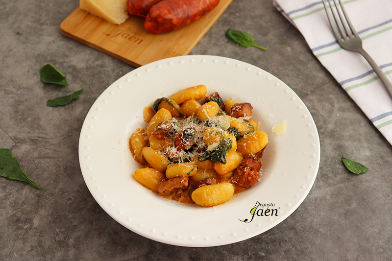 Ñoquis con espinacas, chorizo y queso