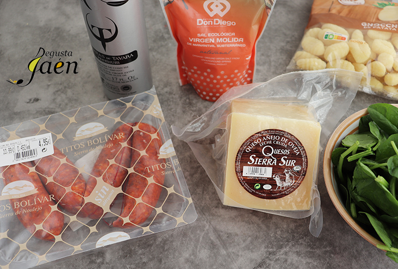 Ñoquis con espinacas, chorizo y queso