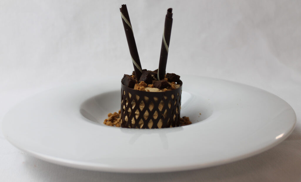 Rejilla de parfait de café sobre galleta caramelizada y taquito de brownie (3)