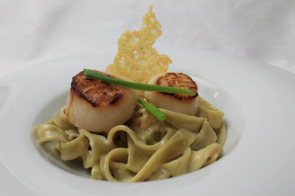 Vieira a la plancha con tallarines verdes a la carbonara de marisco y albahaca (1)