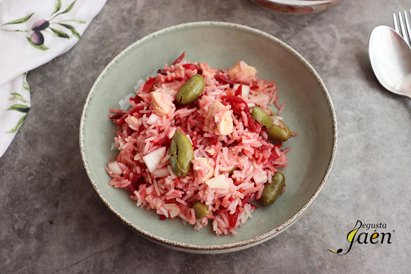Ensalada de arroz con remolacha, salmón y aceitunas Degusta Jaén