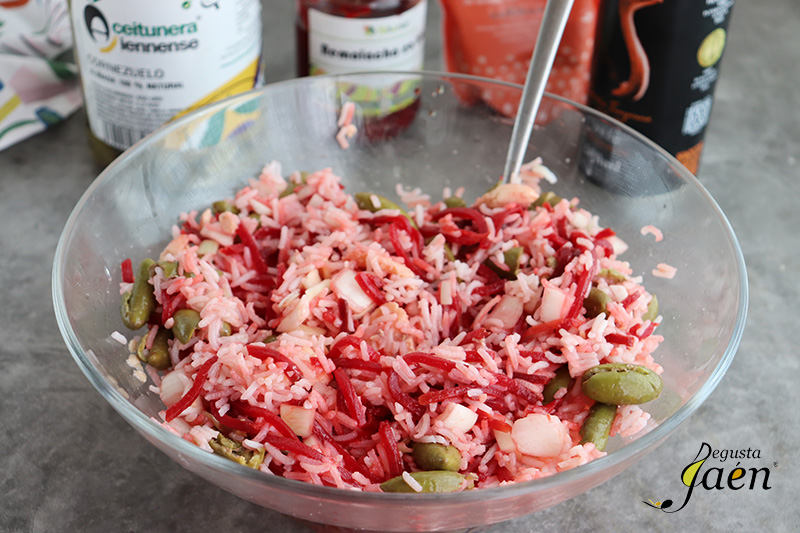 Ensalada de arroz con remolacha, salmón y aceitunas Degusta Jaén