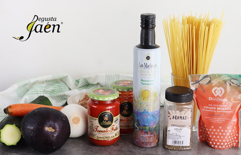 Espaguetis con verduras, atún y tomate frito