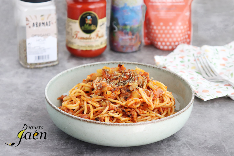 Espaguetis con verduras, atún y tomate frito