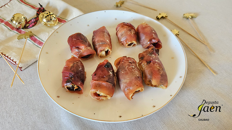 Dátiles con queso, jamón y miel