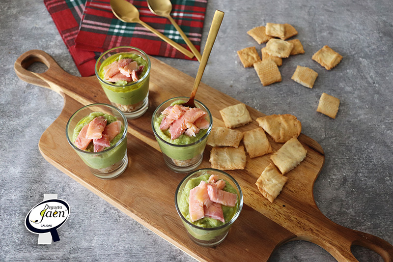 Vasitos de regañas con aguacate y trucha