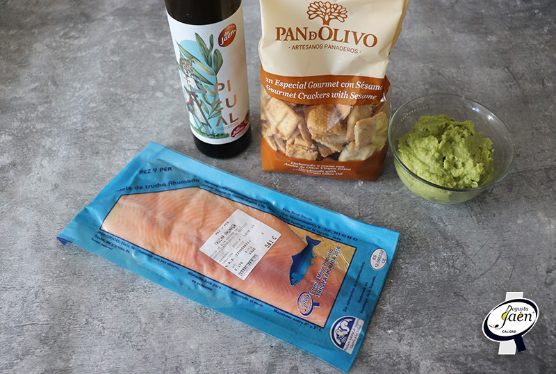 Vasitos de regañas con aguacate y trucha 