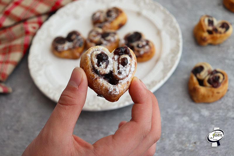 Palmeritas de hojaldre y mermelada