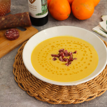 Imagen de la receta Salmorejo de naranja sin pan con salchichón de ciervo y aceite de oliva virgen extra