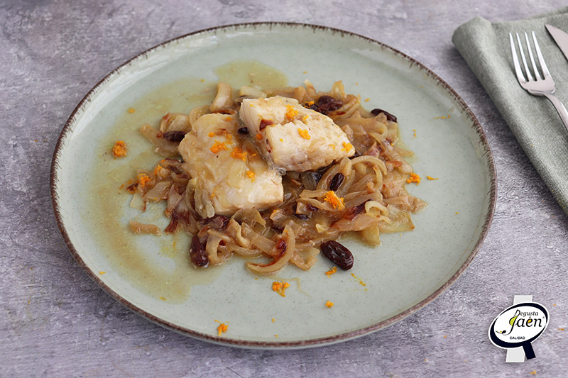 Bacalao con pasas y vino de naranja