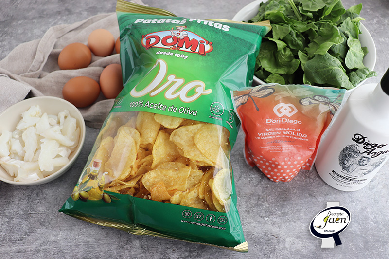 Tortilla de patatas fritas con espinacas y bacalao