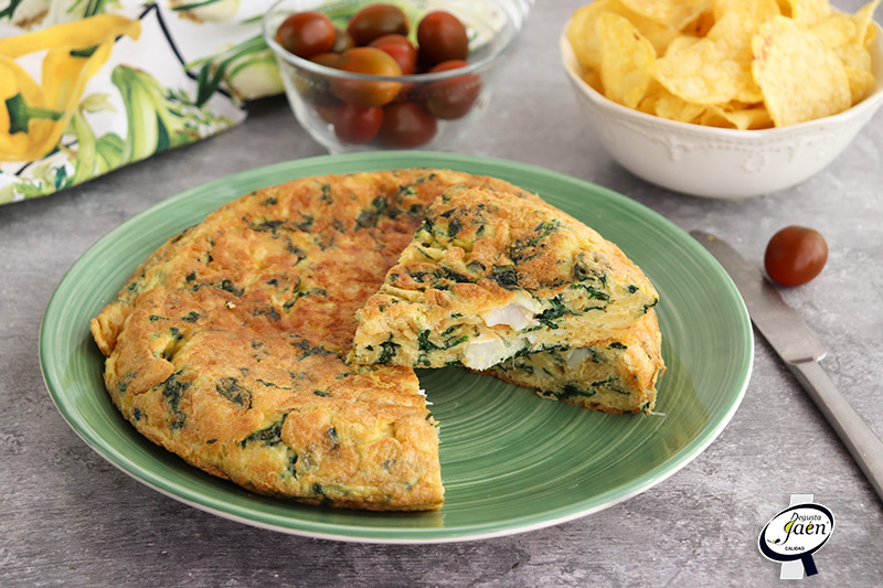 Tortilla de patatas fritas con espinacas y bacalao