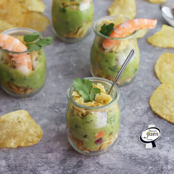 Imagen de la receta Vasitos de aguacate, langostinos y patatas fritas