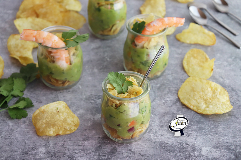 Vasitos de aguacate, langostinos y patatas fritas Degusta Jaén