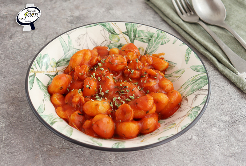 Ñoquis con gambas y tomate frito