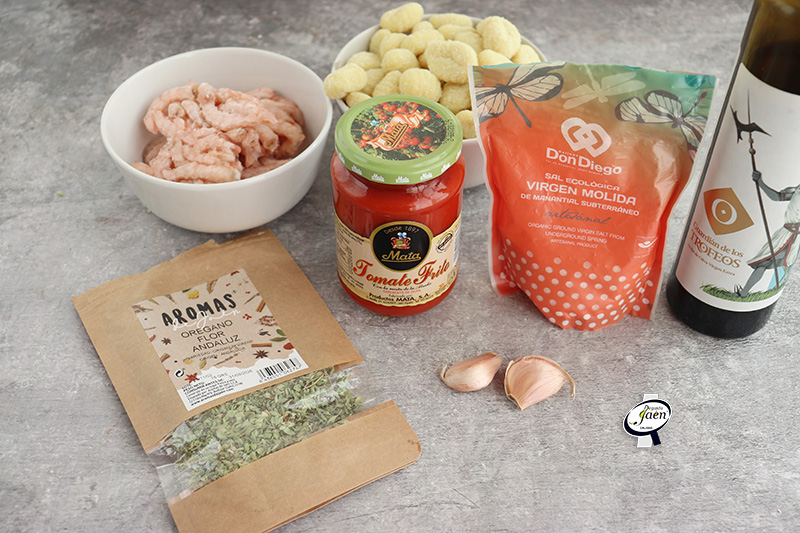 Ñoquis con gambas y tomate frito