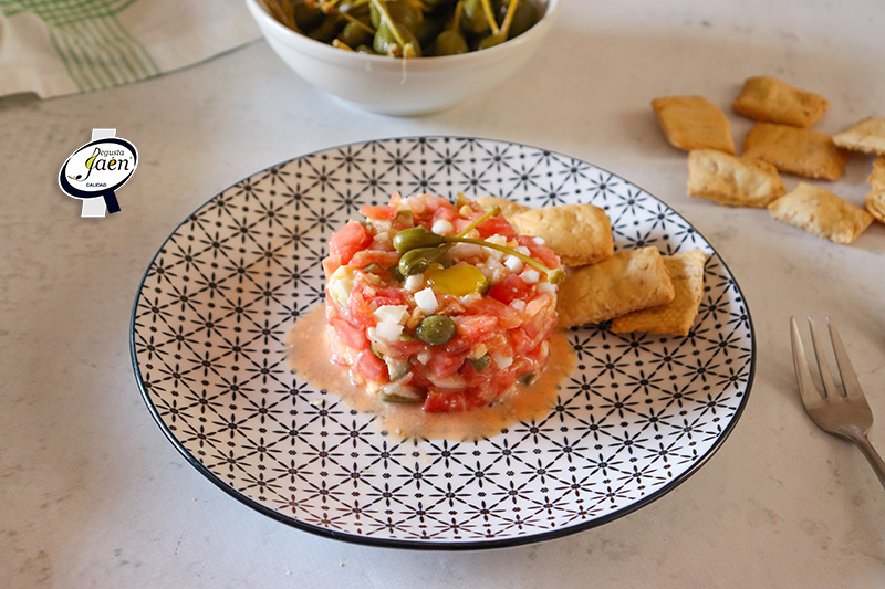Tartar de tomate y alcaparrones con mermelada de aove
