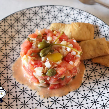 Imagen de la receta Tartar de tomates y alcaparrones con mermelada de aceite de oliva virgen extra