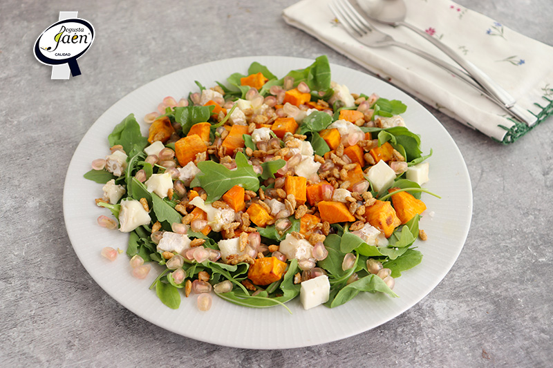 Ensalada de Otoño con queso, boniato y pipas garrapiñadas