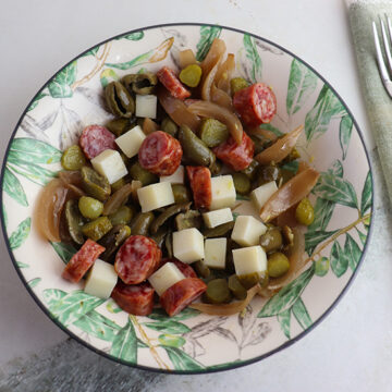 Imagen de la receta La Ensalada viral de Jaén: Longaniza Casera y Encurtidos con sabor a Sierra
