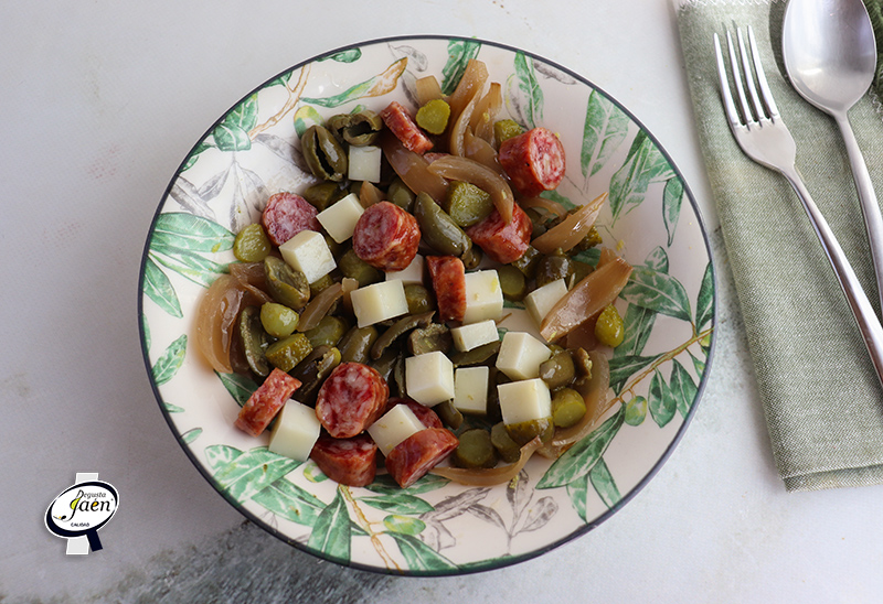 La Ensalada viral de Jaén: Longaniza Casera y Encurtidos con sabor a Sierra