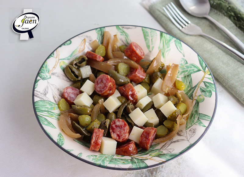 La Ensalada viral de Jaén: Longaniza Casera y Encurtidos con sabor a Sierra