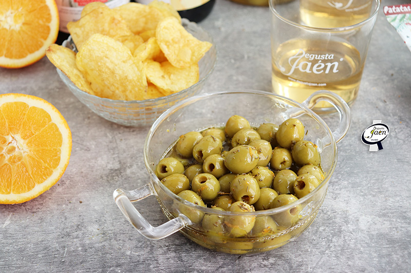 Aceitunas al vino de naranja