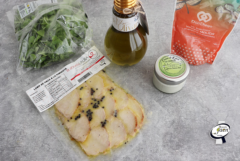 Rollitos de lomo de orza y crema de queso con pistachos