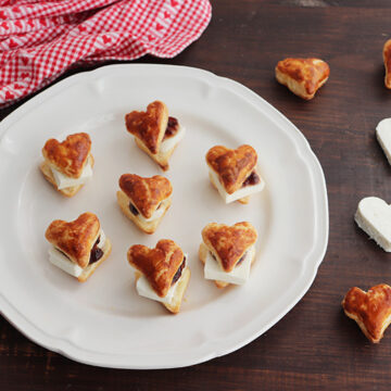 Imagen de la receta Corazones de hojaldre con queso y frambuesa