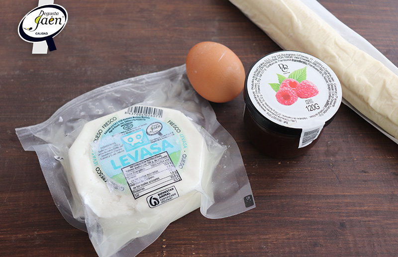 Corazones de queso fresco y mermelada