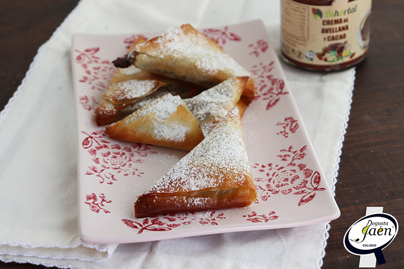 Samosas crujientes de crema de chocolate y avellanas