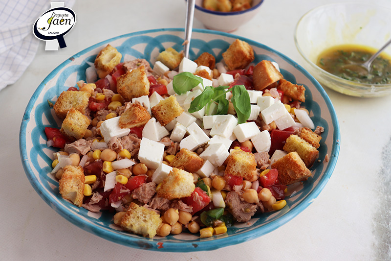 Ensalada de garbanzos con queso fresco, picatostes y vinagreta de aove y miel Degusta Jaén